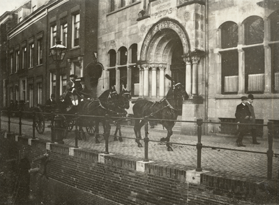 98341 Afbeelding van een rijtuig van het studentengezelschap Tres Faciunt Collegium van het Utrechts Studenten Corps ...